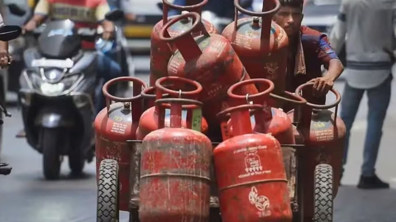 केंद्र सरकार गेल्या काही दिवसांपासून नैसर्गिक वायू पुरवठ्याबद्दल विविध निर्णय घेत आहे. त्यामध्येच आता केंद्र सरकारने मोठा निर्णय घेतला. सरकारने या तरतुदी या वर्षीच्या मार्च महिन्यात लागू केल्या होत्या. नैसर्गिक वायूचे वाटप आणि पुरवठा यांवर सरकारचे थेट नियंत्रण होते.