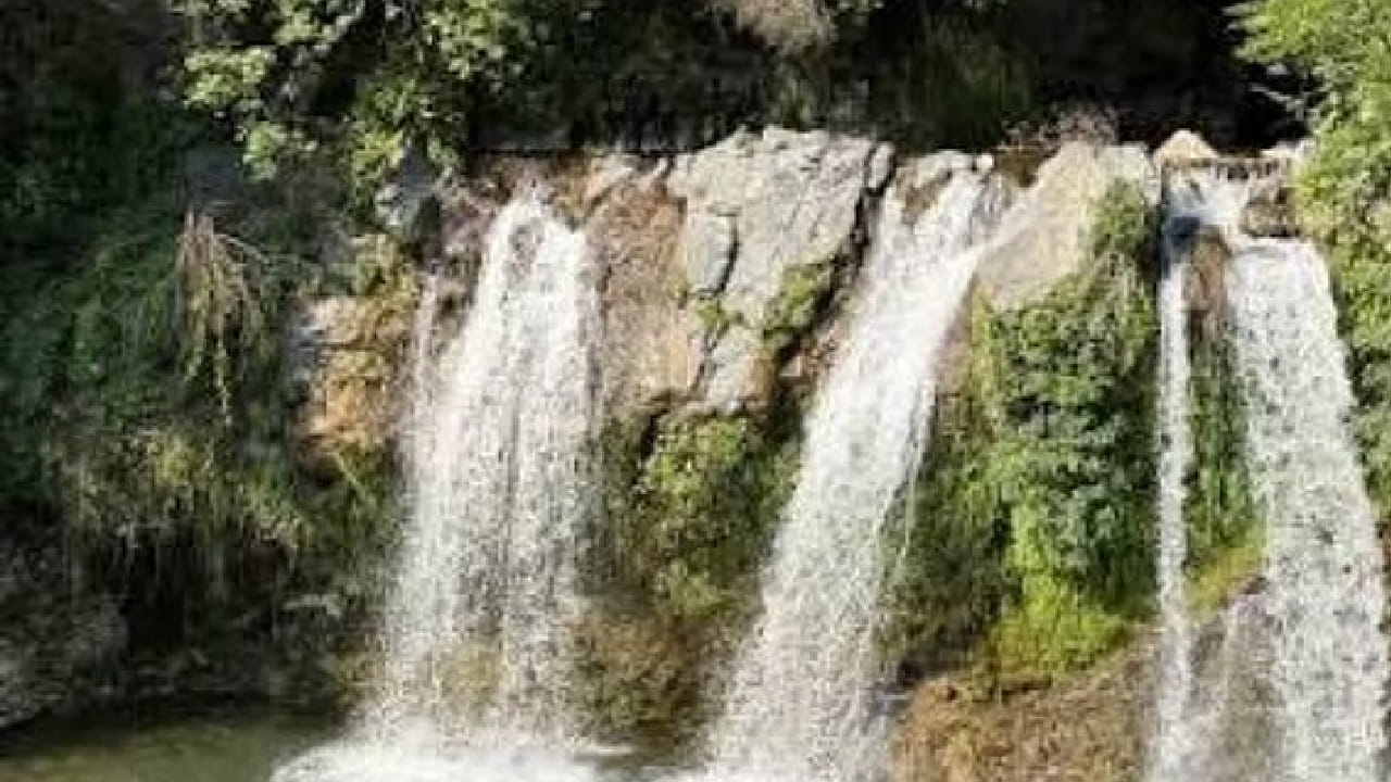 कल्याण–मुर्बाड मार्गावरील कंबा गावाजवळ, मुख्य रस्त्यापासून सुमारे एक किलोमीटर अंतरावर हा धबधबा असून टिटवाळा रेल्वे स्थानकापासून रिक्षाने येथे सहज पोहोचता येते.