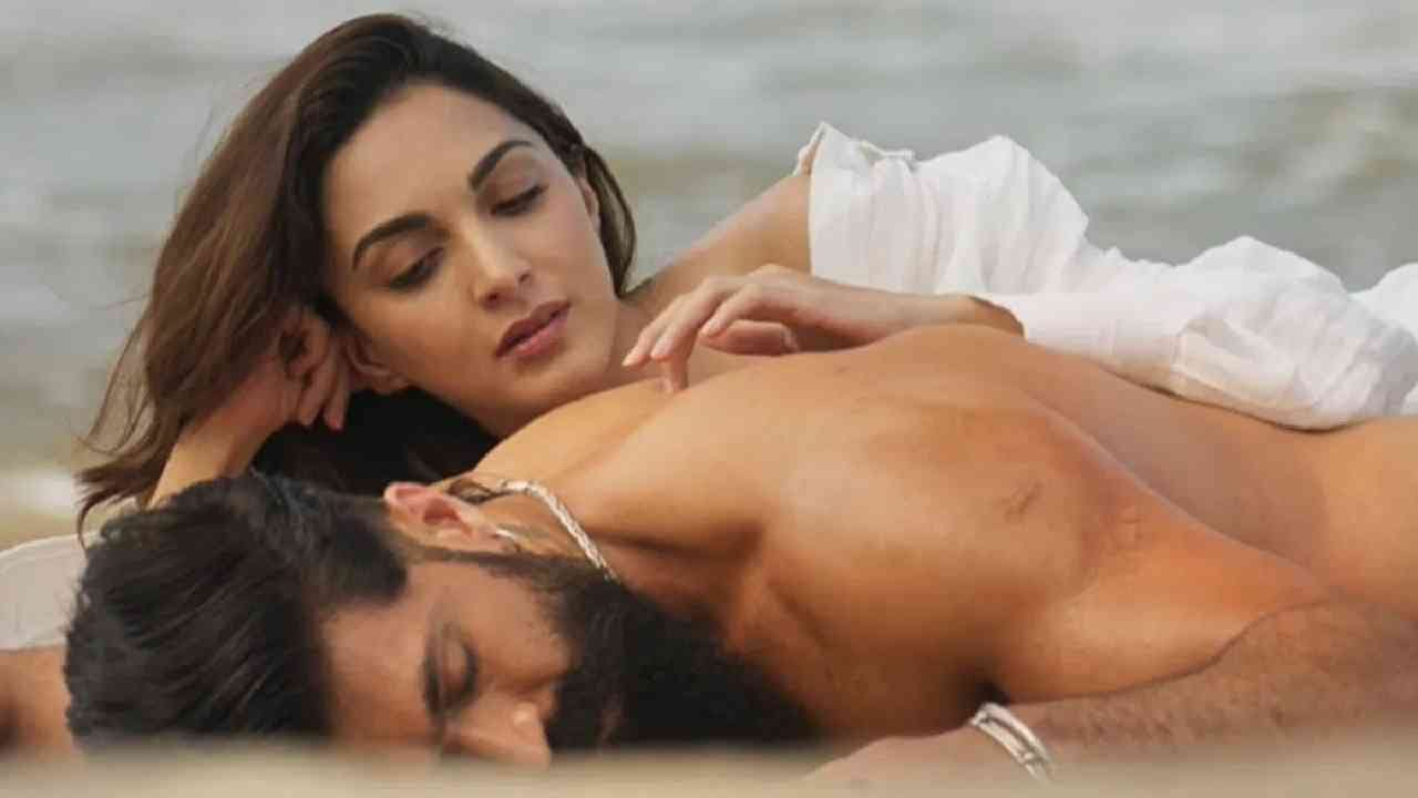 यशचा 'टॉक्सिक' सिनेमा अनेकदा पोस्टपोन झाल्यानंतर अखेर आता रिलीज होणार आहे. 26 ऑगस्ट 2026 रोजी हा चित्रपट रिलीज होईल. या चित्रपटाचं 'तबाही' गाणं रिलीज झालं. यात यश आणि कियारा आडवाणीची रोमँटिक केमिस्ट्री पहायला मिळाली. त्यावरुन प्रचंड ट्रोलिंग सुरु आहे.
