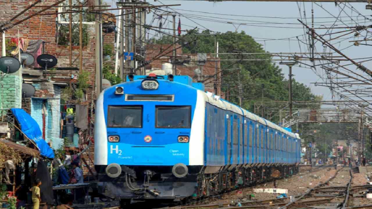 अन्य ट्रेन आणि हायड्रोजन ट्रेन मधला सर्वात मोठा फरक म्हणजे डीझेल इंजिन धुर सोडतं. त्यामुळे प्रदूषण पसरतं. पण हायड्रोजन इंजिनमधून पाण्याची वाफ निघते. त्यामुळे प्रदूषण पसरत नाही. ही ट्रेन भारताच्या हायड्रोजन मिशनचा हिस्सा आहे. त्याची घोषणा मोदी सरकारने फेब्रुवारी 2022 मध्ये केली होती.