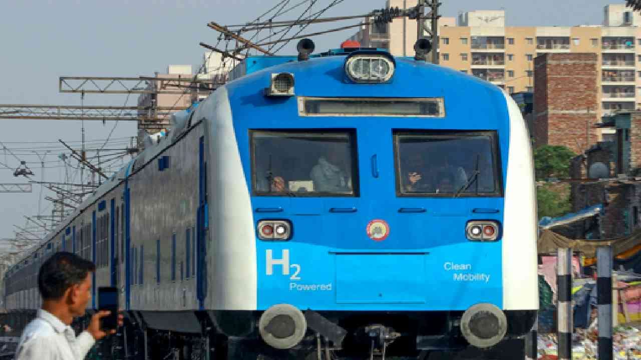 ही ट्रेन भारताच्या नॅशनल हायड्रोजन मिशनचा हिस्सा आहे. 2023 मध्ये रेल्वे मंत्री  अश्विनी वैष्ण यांनी राज्यसभेत सांगितलेलं की, भारतीय रेल्वे हायड्रोन फॉर हेरिटेज योजनेच्या माध्यमातून 35 हायड्रोजन ट्रेन चालवेल. 