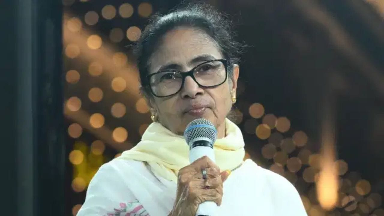 ममता बॅनर्जींना बंडखोरांचा आणखी एक दणका, आता थेट कार्यालयावर कब्जा; बंगालमध्ये काय घडतंय? ममता बॅनर्जींना बंडखोरांचा आणखी एक दणका, आता थेट कार्यालयावर कब्जा; बंगालमध्ये काय घडतंय?