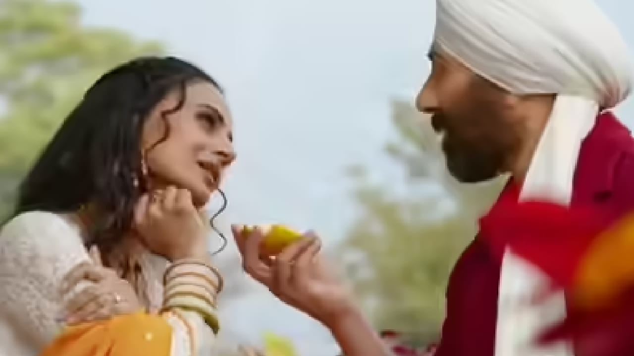 धून नाकारली असली तरी ती अनिल शर्मा यांच्या मनातून जात नव्हती. त्यांनी घरी जाऊन हीच धून आपल्या पत्नीला ऐकवली. संगीताची चांगली जाण असलेल्या त्यांच्या पत्नीने ही धून ऐकताच वेगळे मत व्यक्त केले. त्यांनी स्पष्ट सांगितले की, हे गाणे चित्रपटातून काढून टाकणे ही मोठी चूक ठरेल. योग्य शब्द आणि सादरीकरण मिळाले तर हेच गाणे प्रेक्षकांच्या मनावर अधिराज्य गाजवेल, असा विश्वास त्यांनी व्यक्त केला. पत्नीच्या या सल्ल्यानंतर अनिल शर्मा यांनी गाण्याला आणखी एक संधी देण्याचा निर्णय घेतला.