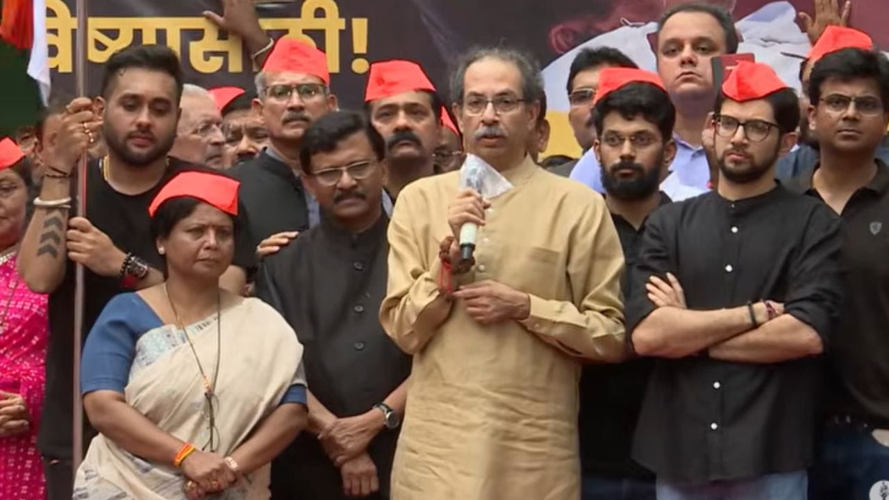 आपण हिटलर नाहीत हे मोदींना सांगा... उद्धव ठाकरेंचा मोहन भागवत यांना सल्ला, नेमकं काय म्हणाले? आपण हिटलर नाहीत हे मोदींना सांगा... उद्धव ठाकरेंचा मोहन भागवत यांना सल्ला, नेमकं काय म्हणाले?