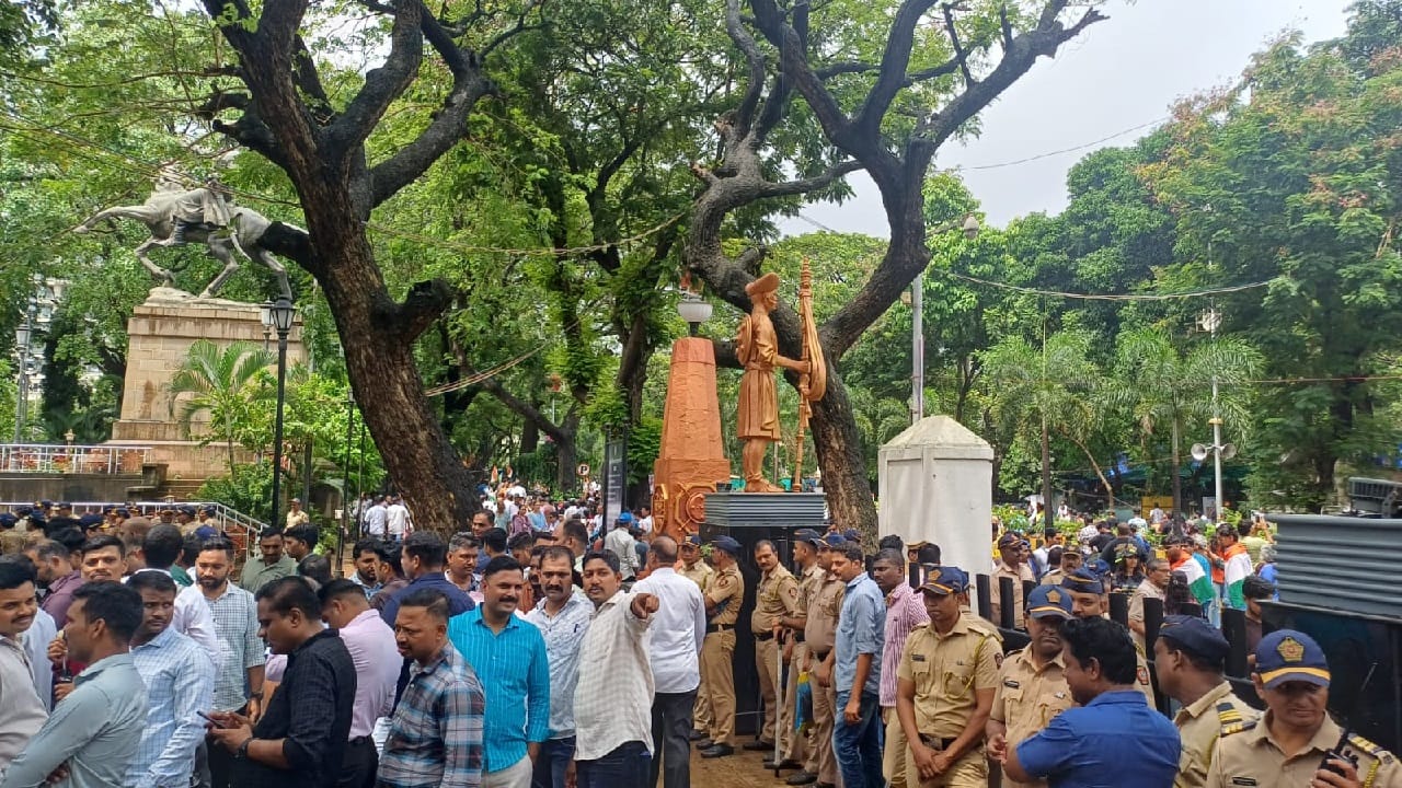उद्धव  ठाकरे म्हणाले, एका झुरळाने हुकूमशाहाला नमवलं..  तुम्हाला तुमच्या लाडक्या धर्मेंद्रला काढताना किती यातना झाल्या लगेच आम्हाला विचारतात निवडणुकीला तीन वर्ष आहे आहेत... निवडणुका गेल्या खड्ड्यात...मोदींनी पाहिलं मत चोरी करता येतात, माणसं चोरी करता येत नाहीत...मनं चोरता येत नाही, ही मनं आता पिसाटलेली आहेत. ही ठिणगी जागती ठेवणं हे आपल्या सर्वांचं काम आहे.... असं देखील उद्धव ठाकरे म्हणाले आहेत. 