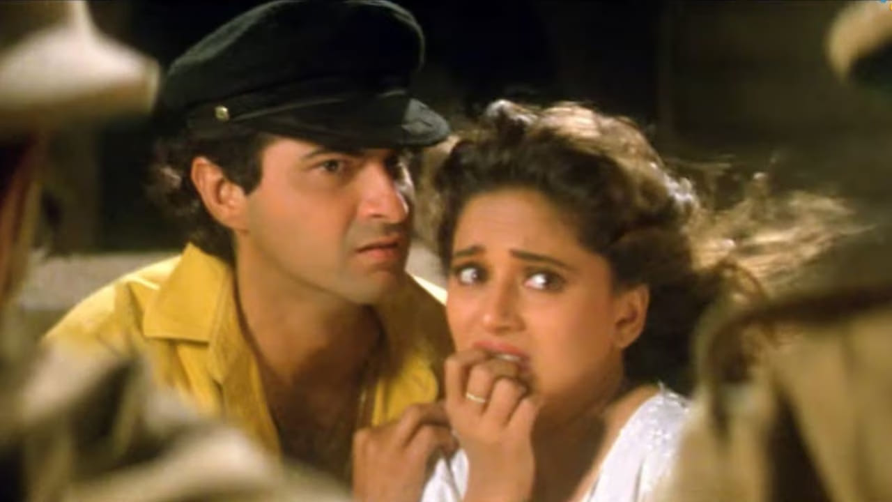 अशाच सदाबहार गाण्यांपैकी एक म्हणजे 1995 मध्ये प्रदर्शित झालेल्या 'राजा' या चित्रपटातील 'नजरे मिली दिल धडका... मेरी धड़कन ने कहा लव्ह यू राजा' हे गाणे. हे गाणे प्रसिद्ध गायक उदित नारायण आणि अलका याज्ञनिक यांनी गायले असून, त्याला संगीतकार जोडी नदीम-श्रवण यांनी संगीत दिले आहे.