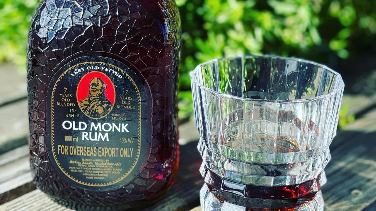 Old Monk आऊट ऑफ स्टॉक झाले. त्याचे मुख्य कारण प्रोडक्शन कमी आहे. मात्र, यामुळे पूर्ण पुरवठा साखळी विस्कळीत झाल्याचे बघायला मिळत आहे. ज्यामुळे ग्राहकांना तुटवड्याचा सामना करावा लागत आहे. 