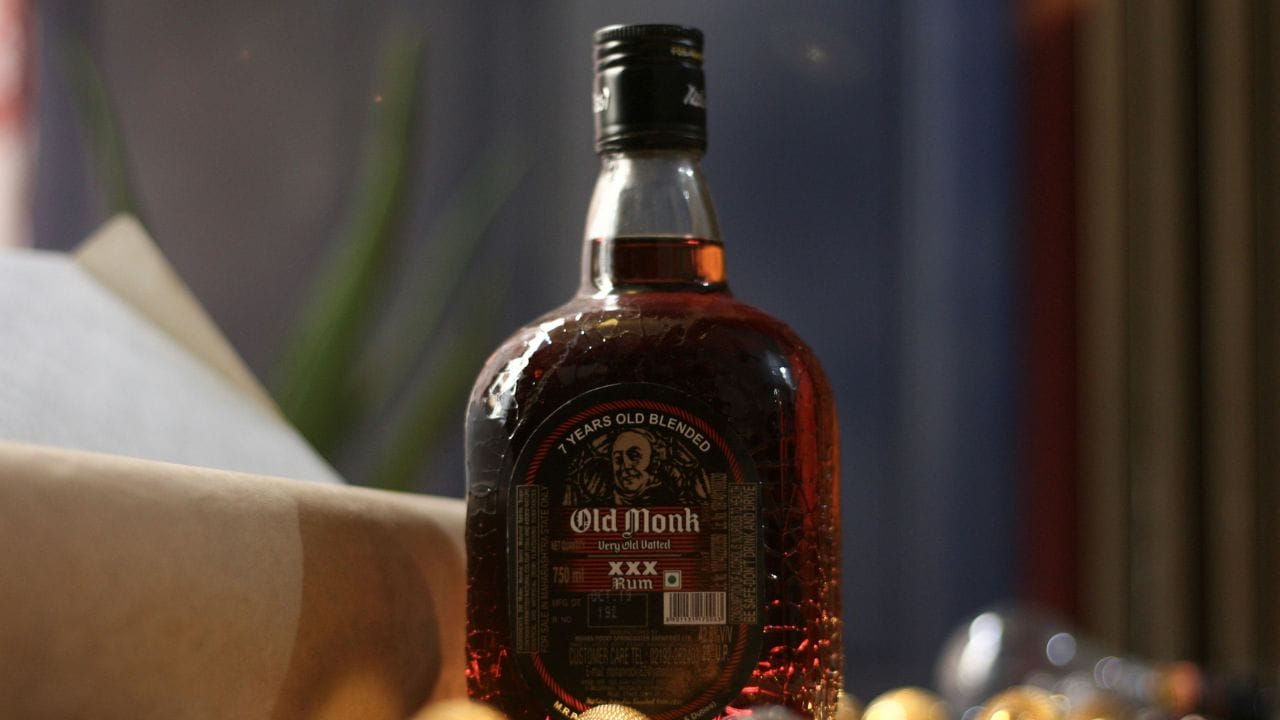 दारूच्या दुकानात Old Monk सध्या मिळत नाही. मोठा तुटवडा आहे. ग्राहकांना अनेक प्रयत्न करूनही ही दारू मिळत नाही. आता Old Monk दारूच्या दुकानांमध्ये न मिळण्याचे मोठे कारण पुढे आले.