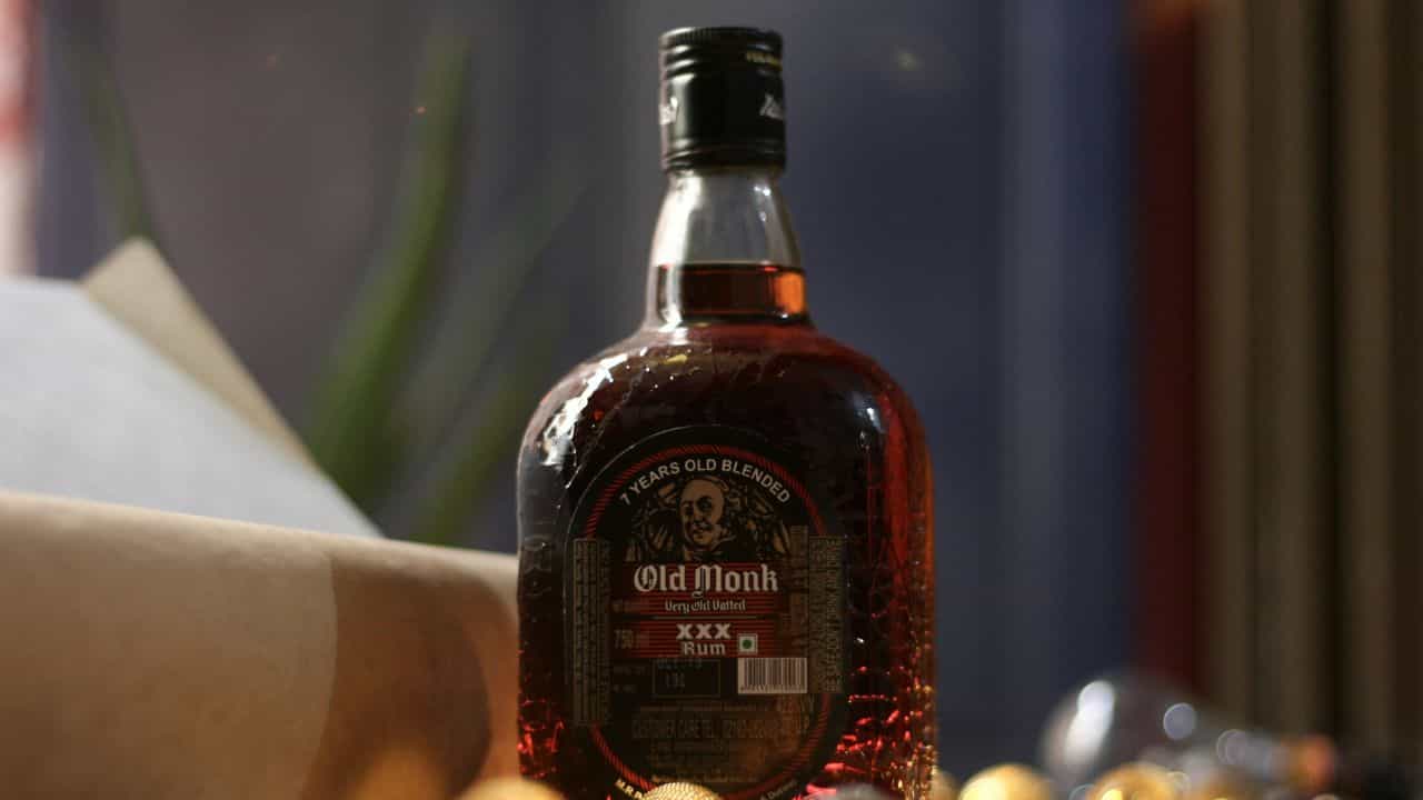 दारूच्या दुकानात Old Monk सध्या मिळत नाही. मोठा तुटवडा आहे. ग्राहकांना अनेक प्रयत्न करूनही ही दारू मिळत नाही. आता Old Monk दारूच्या दुकानांमध्ये न मिळण्याचे मोठे कारण पुढे आले.