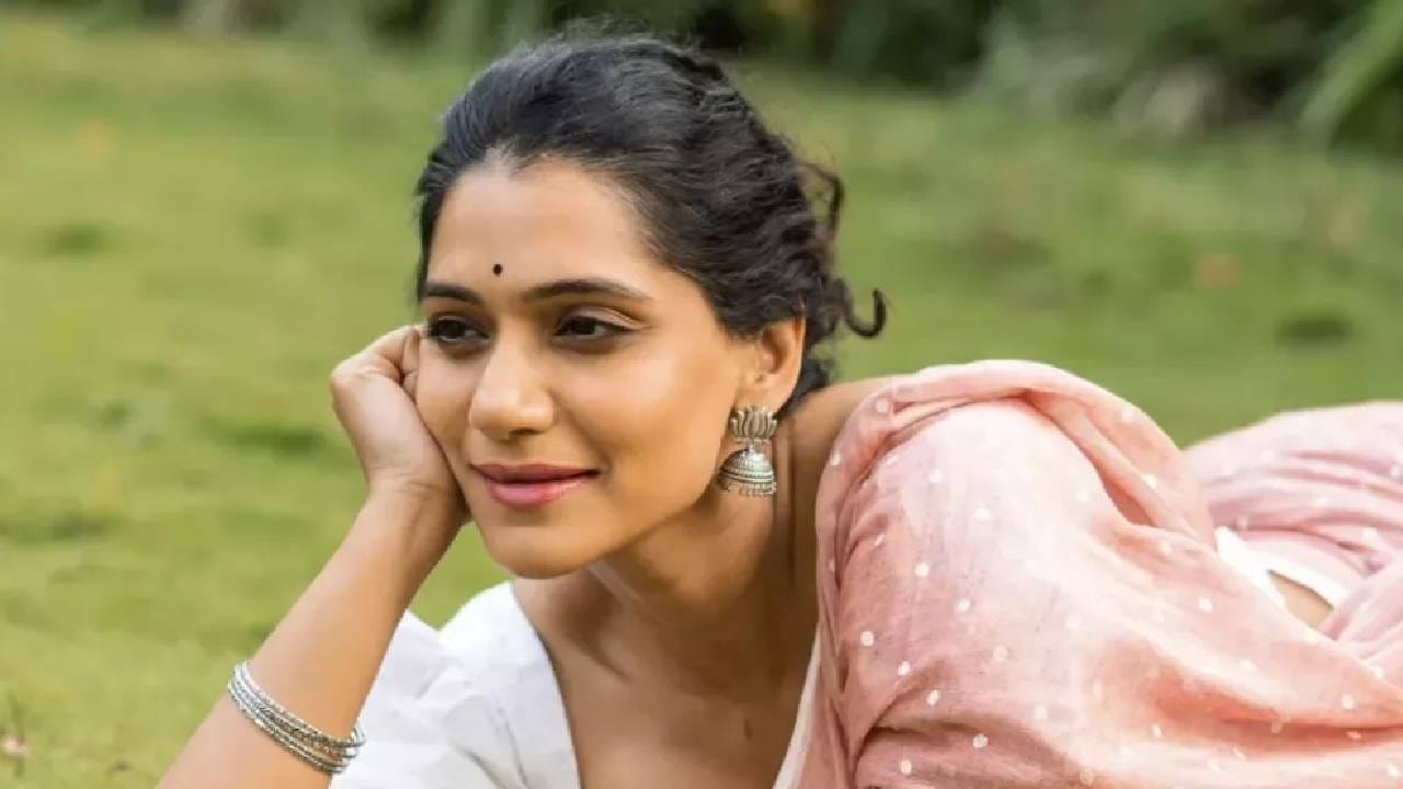 दुसरीकडे उर्मिला कानेटकरसुद्धा मराठी चित्रपट आणि मालिकाविश्वातील प्रसिद्ध अभिनेत्री आहे. तिने 'थँक गॉड', 'ऑटोग्राफ', 'बँक चोर', 'गुरू' यांसारख्या चित्रपटांमध्ये काम केलंय. याशिवाय ती कथ्थक नृत्यांगनासुद्धा आहे. 'एशियानेट न्यूज'ने दिलेल्या वृत्तानुसार, उर्मिलाची एकूण संपत्ती ही 15 ते 20 कोटी रुपयांदरम्यान आहे.   
