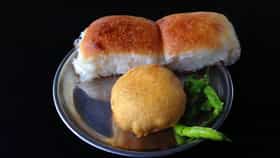 Vada Pav : वडापावला इंग्रजीत काय म्हणतात ?.