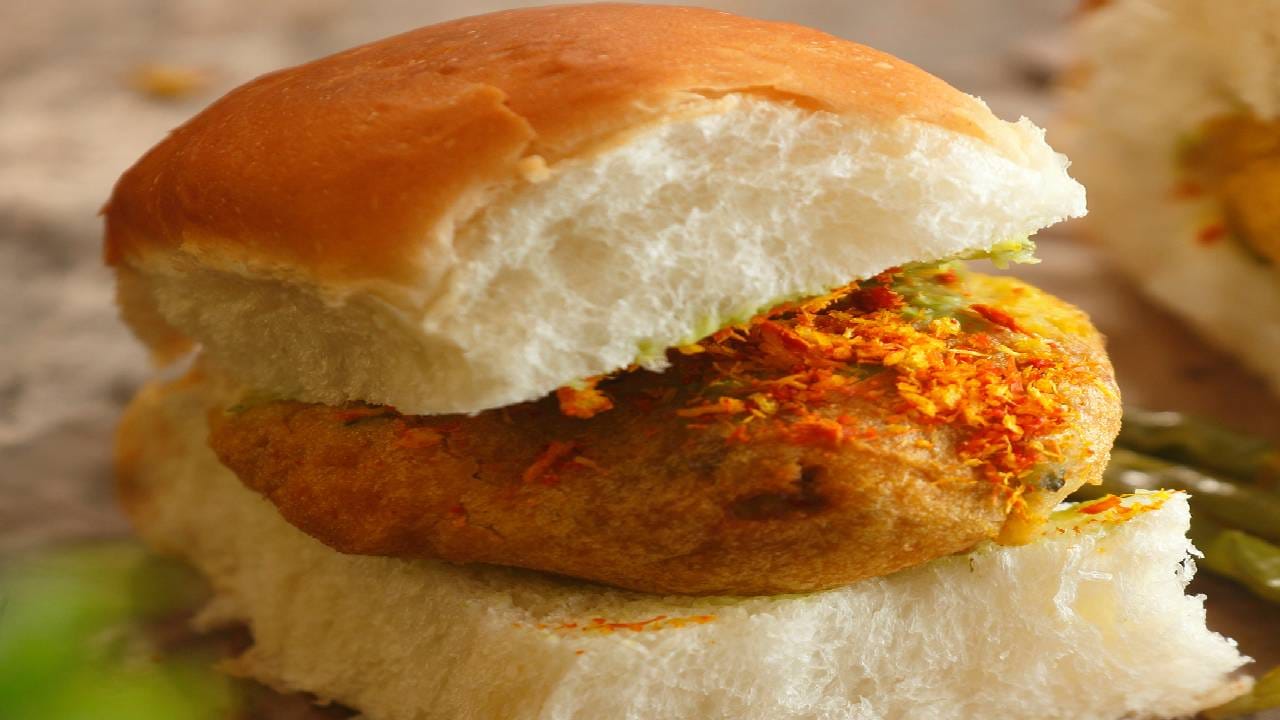 वडा पावचा जन्म १९६० च्या दशकात मुंबईत झाला. त्या काळात कापड गिरण्यांमध्ये काम करणाऱ्या कामगारांना कमी खर्चात, सहज सोबत नेता येईल असा आणि पोटभर आहार मिळावा या उद्देशाने रस्त्यावरील विक्रेत्यांनी वडा पाव तयार करण्यास सुरुवात केली.
