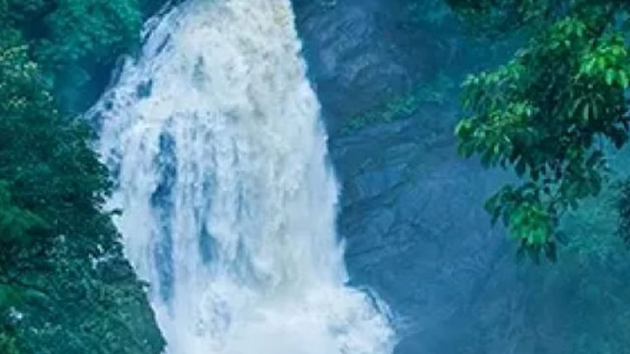 पावसाळ्यात येथे एकाच परिसरात चार वेगवेगळे धबधबे पाहण्याची संधी मिळते. धबधब्याच्या परिसरात जंगल ट्रेकिंग, निसर्ग छायाचित्रण तसेच नैसर्गिक खडकांमध्ये तयार झालेल्या पाण्याच्या कुंडांचे सौंदर्य पर्यटकांना आकर्षित करते. जुलै ते सप्टेंबर हा काळ येथे भेट देण्यासाठी सर्वात योग्य मानला जातो.