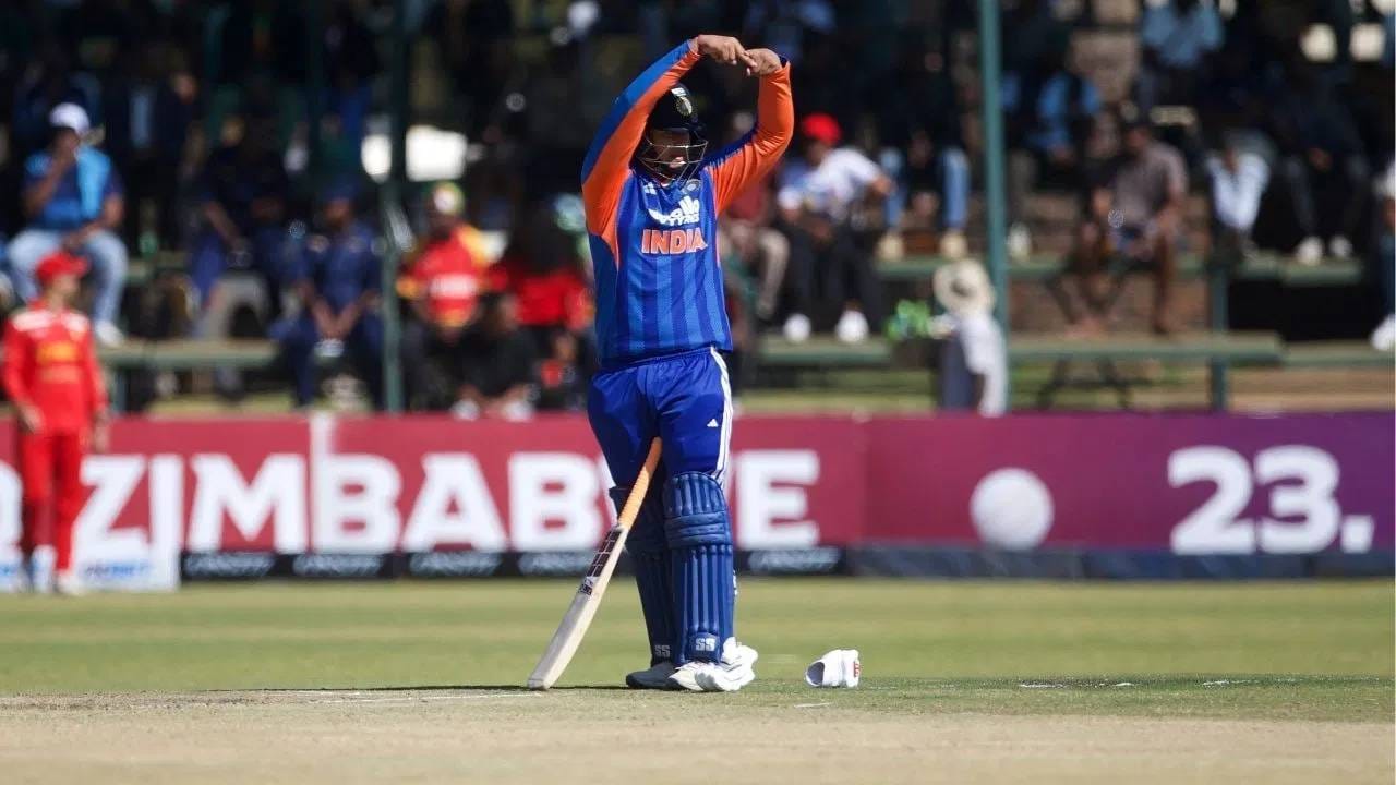 वैभव सूर्यवंशीने 15व्या वर्षी आंतरराष्ट्रीय क्रिकेट सामना खेळून आधीच विक्रम रचला होता. आता त्याच्या नावावर एक मोठा विक्रम रचला गेला आहे. झिम्बाब्वेविरुद्ध अर्धशतक ठोकून भारताचा युवा फलंदाज ठरला आहे. इतकंच काय तर या मालिकेच्या शेवटी मालिकावीराचा पुरस्कार घेणार युवा भारतीय फलंदाजही ठरला आहे. (PHOTO CREDIT- PTI)