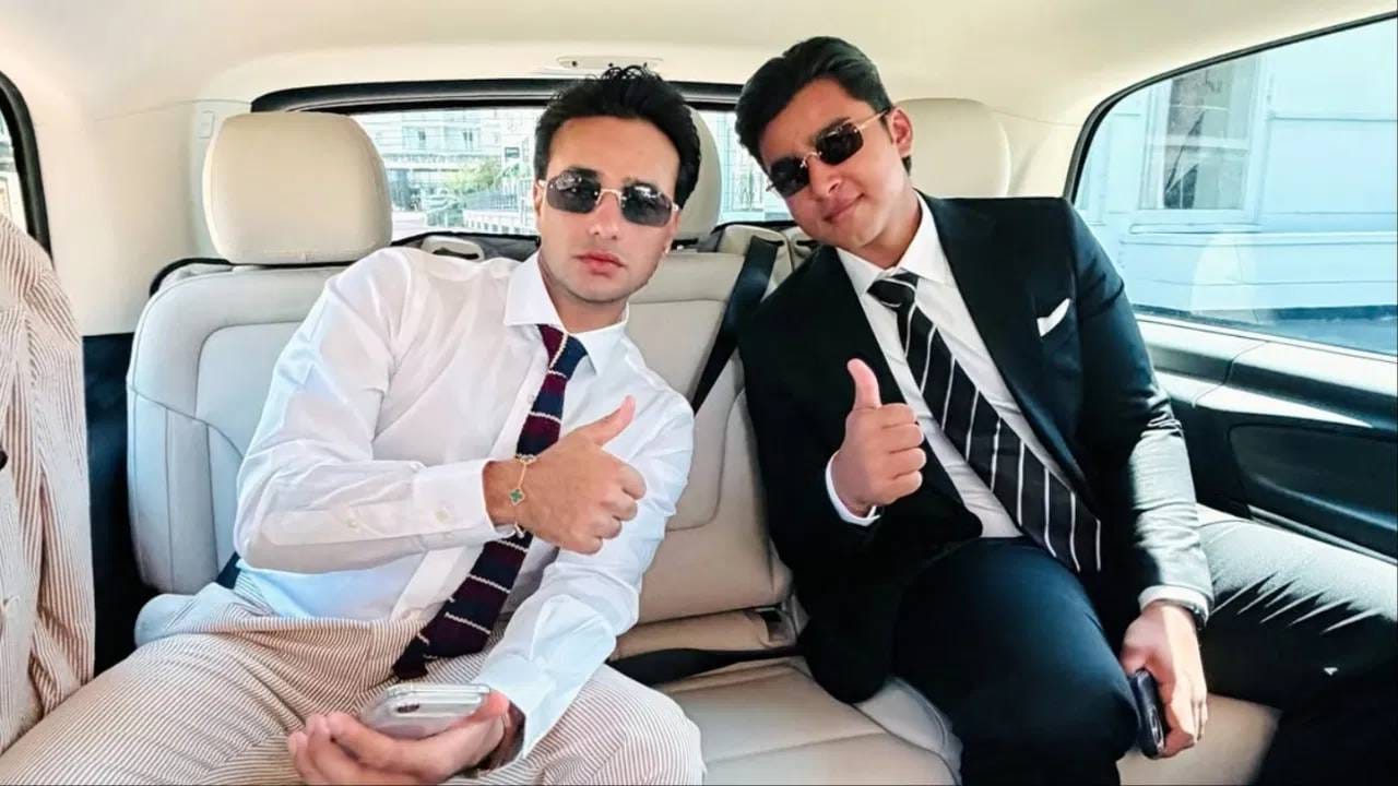 अभिषेक शर्माने वर्ष 2025 मध्ये 108 षटकार मारले होते. एका कॅलेंडर वर्षात भारतीय खेळाडूने मारलेले सर्वाधिक षटकार आहेत. आता हा विक्रम वैभवच्या रडारवर आहे. अभिषेकचा हा विक्रम मोडण्यासाठी वैभवला फक्त 23 षटकारांची गरज आहे. (Photo: Instagram)