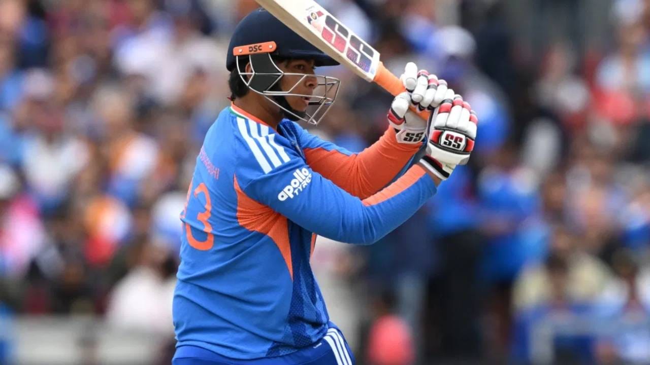 वैभव सूर्यवशी पुरूषांच्या आंतरराष्ट्रीय क्रिकेटमध्ये सर्वात कमी वयात षटकार मारणारा खेळाडू ठरला आहे. 15 वर्षे आणि 99 दिवसांचा असताना त्याने आंतरराष्ट्रीय क्रिकेटमध्ये पहिला षटकार मारला. यापूर्वी बांगलादेशच्या मुहम्मद शरीफच्या नावावर हा विक्रम होता. त्याने 15 वर्षे आणि 260 दिवसांचा असताना षटकार मारला होता. हा षटकात पाकिस्तानविरुद्ध कसोटीत 2001 मध्ये मारला होता. (PC-GETTY IMAGES)