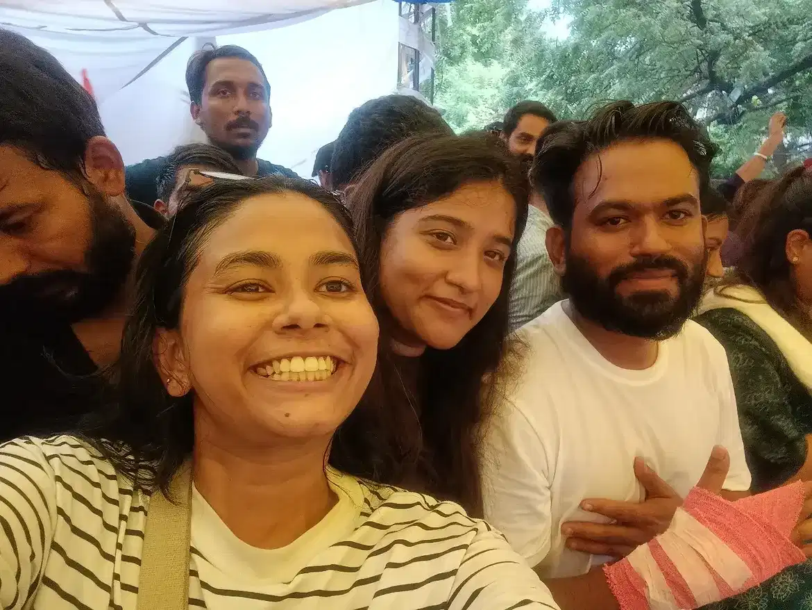 कॉकरोच जनता पार्टीच्या दिल्लीतील आंदोलनाला अखेर यश मिळालं. धर्मेंद्र प्रधान यांनी केंद्रीय शिक्षणमंत्रिपदाचा राजीनामा दिला आहे. सोबतच केंद्र सरकारने सीजेपीच्या सर्व मागण्या मान्य केल्या आहेत.
