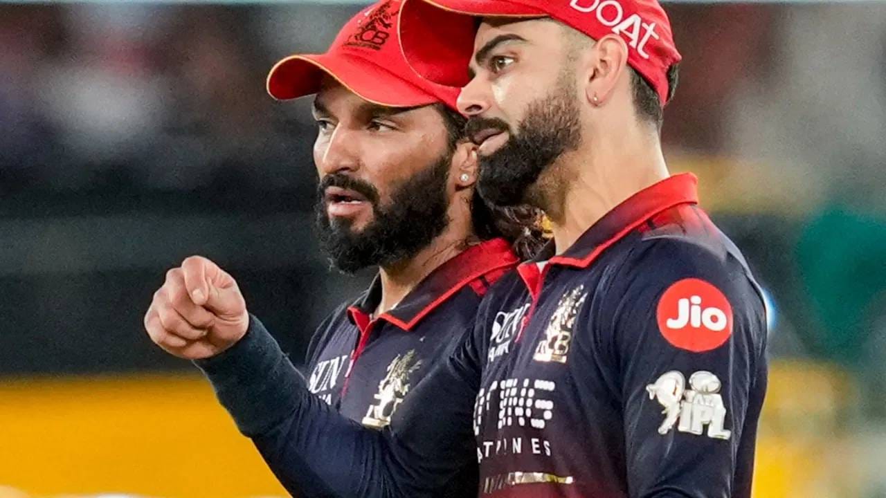 आयपीएल स्पर्धेतील सहभागी असलेल्या फ्रेंचायझीपैकी कोणती फ्रेंचायझी मौल्यवान आहे? याचं उत्तर Houlihan Lokey रिपोर्टमध्ये समोर आलं आहे. रिपोर्टनुसार सध्याच्या घडीला सर्वात महागडी फ्रेंचायझी म्हणून आरसीबीची गणना आहे. आरसीबीचं मूल्यांकन 312 मिलियन डॉलर म्हणजेच जवळपास 2982 कोटी आहे. (PC-PTI)