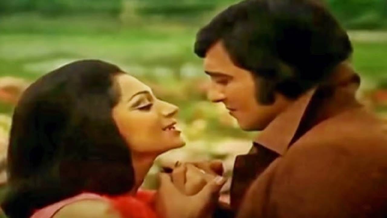 चित्रपट ‘हाथ की सफाई’ साठी गाणे ‘वादा कर ले साजना’ तयार होत होते. हे गाणे मोहम्मद रफी गायणार होते. पण जेव्हा विनोद खन्ना यांना याची माहिती मिळाली तेव्हा त्यांनी या गाण्यावर लिप सिंक करण्यास नकार दिला. त्यांना वाटले की रफी साहेबांचा गोड आवाज त्यांच्या दमदार पात्राला योग्य वाटणार नाही. म्हणून त्यांना दुसऱ्या कोणत्या तरी गायकाच्या आवाजात हे गाणे हवे होते.