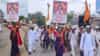परत पाठव देवा माझ्या विठ्ठलाला... वारकरी महिलेच्या हातात अजितदादांचा फलक अन्...