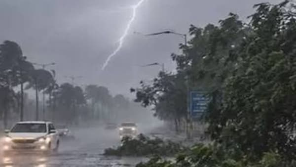 राज्यात ढगफुटी सदृश्य पावसाचा इशारा; शाळेला सुट्टी, पुढील काही तास अत्यंत धोक्याचे, आयएमडीच्या नव्या इशाऱ्याने झोप उडाली