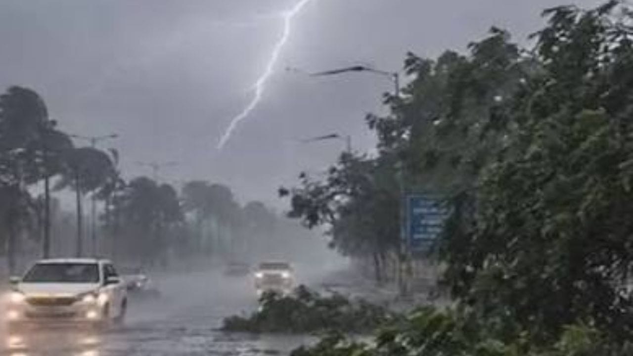राज्यात ढगफुटी सदृश्य पावसाचा इशारा; शाळेला सुट्टी, पुढील काही तास अत्यंत धोक्याचे, आयएमडीच्या नव्या इशाऱ्याने झोप उडाली राज्यात ढगफुटी सदृश्य पावसाचा इशारा; शाळेला सुट्टी, पुढील काही तास अत्यंत धोक्याचे, आयएमडीच्या नव्या इशाऱ्याने झोप उडाली