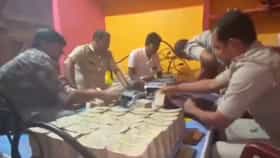 बस चालकाच्या घरात सोनं अन् पैशांचा डोंगर, मशिनलाही पैसा मोजता येईना....