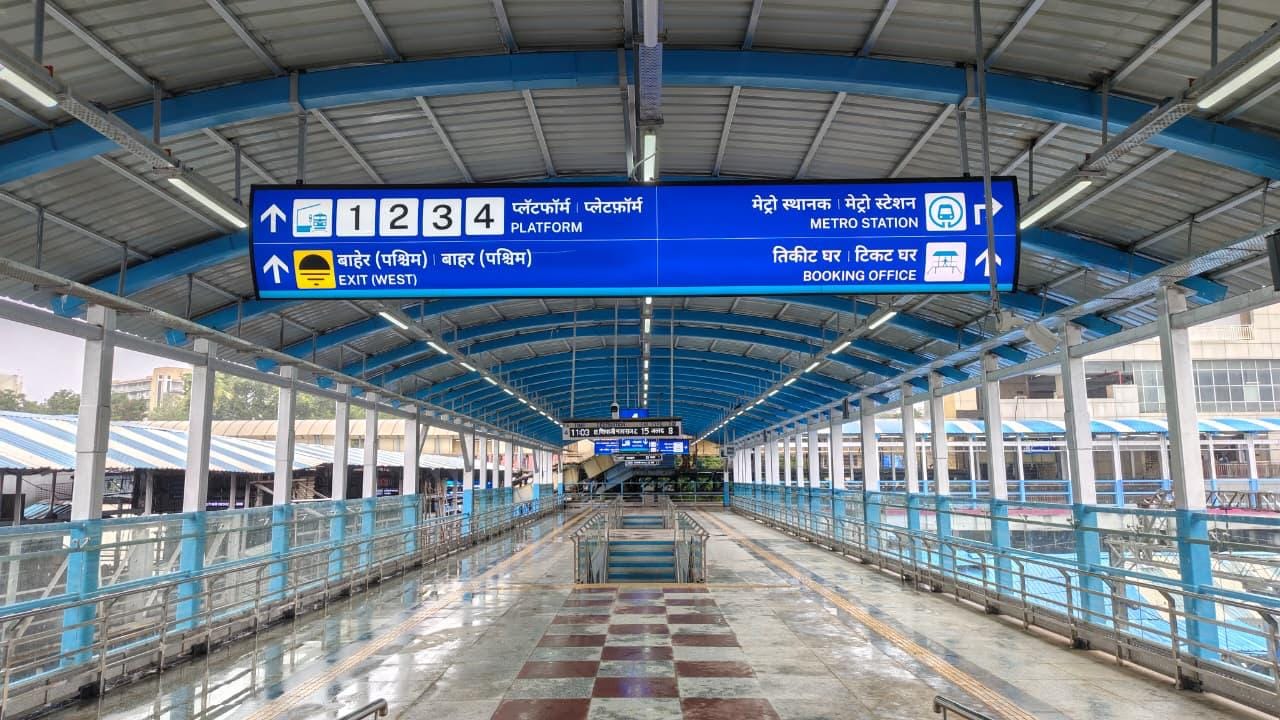घाटकोपर स्थानक येथे घाटकोपर ते वर्सोवा मुंबई मेट्रो मार्गिक वनच्यामुळे मध्य रेल्वे आणि मेट्रोच्या प्रवाशांची अदलाबदल होत असते. त्यामुळे दक्षिण दिशेला नवा पादचारी पुलासह एलिवेटेड डेक उभारण्यात आल्याने गर्दीचे विभाजन होणार आहे. तसेच प्रवाशांचे स्थानकातील आगमन आणि निर्गमन सोपे होणार आहे.