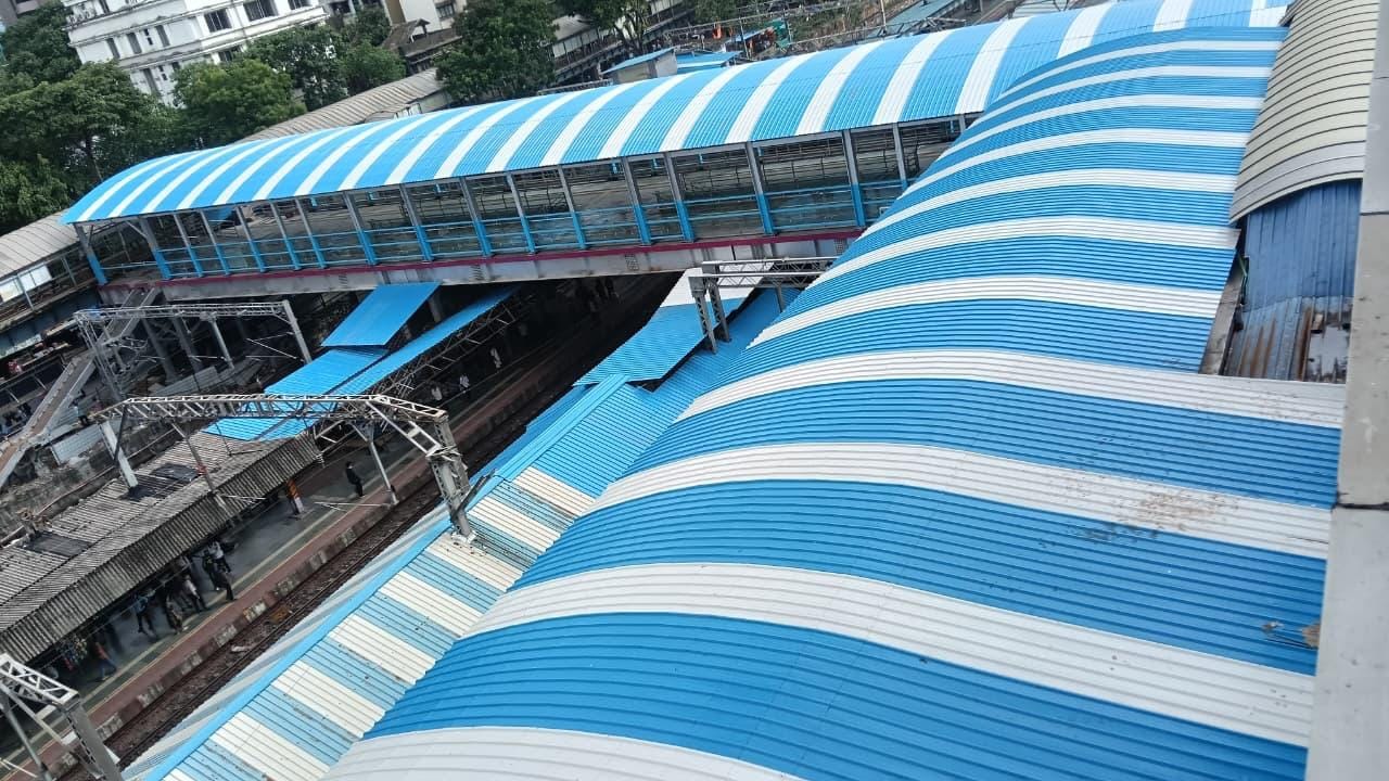 घाटकोपर स्थानकात ५५.० मीटर लांबीचा एलिवेटेड डेक नुकताच सुरु झाला आहे. हा एलिवेटेड डेक सध्याच्या मेट्रो पादचारी पुलासह दक्षिण दिशेच्या पादचारी पुलाला कनेक्ट असल्याने प्रवाशांना फायदा होणार आहे. या एलिवेटेड डेकला मेट्रो एफओबीशी ४.० मीटरचा कनेक्शन दिले आहे तर ७.५ मीटरचा जोड रस्ता नव्या दक्षिण दिशेच्या पादचारी पुलाला दिला आहे.