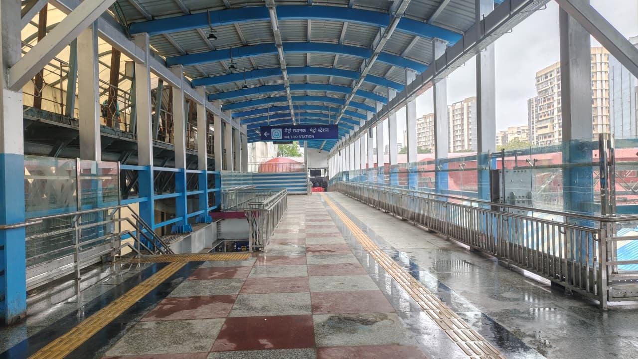पहिल्या टप्प्यात प्लॅटफॉर्म क्रमाक १ ला पायऱ्या जोडण्यात आल्या आहेत. प्लॅटफॉर्म क्रमांक 2/3 आणि Platform 4 ला डबल डिस्चार्ज लँडींगची सुविधा देण्यात आली आहे. नवीन बांधलेल्या एलिवेटेड टेक दक्षिणेकडील पादचारी पुलाला सध्या मेट्रोच्या पादचारी पुलाला जोडण्यात आला आहे. तसेच यामुळे सध्याच्या इस्टर्न स्काय वॉकशी जोड रस्ता देण्यात आला आहे.