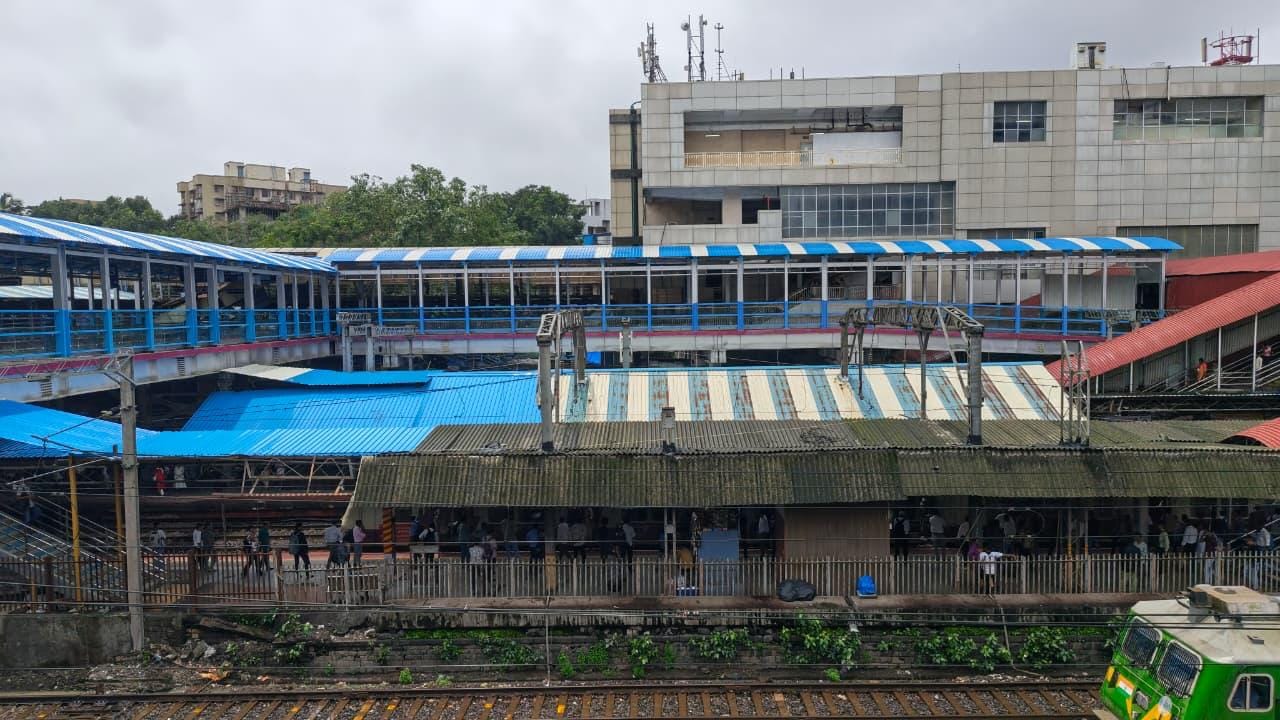 उपनगरीय लोकलची अखंडित वाहतूक आणि प्रवाशांची येजा कायम असतानाही तसेच जागेची अडचण आणि कामाची अंमलबजावणी करण्याची गरज लक्षात घेऊन, दक्षिणेकडील FOB ला दोन टप्प्यांत बांधण्यात येत आहे.