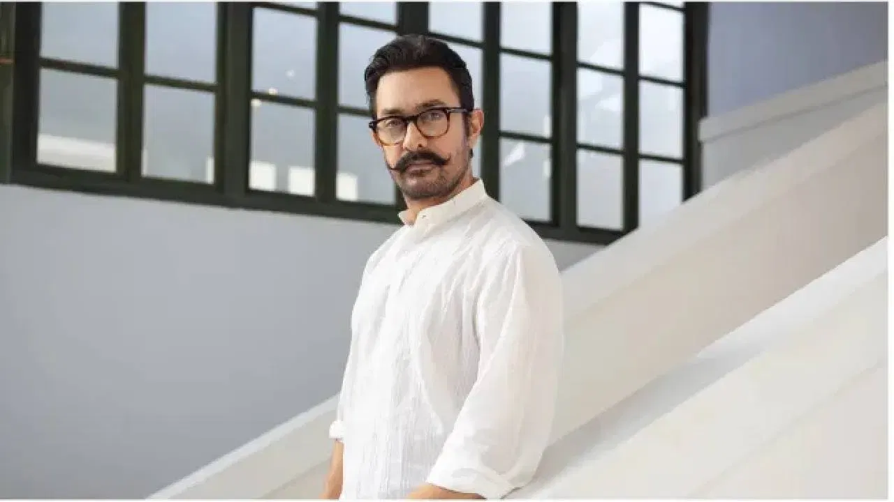 आमिर खानची सुरक्षा जबाबदारी ज्या व्यक्तीकडे आहे, त्याला कोट्यवधी रुपये पगार आहे. अभिनेत्याच्या सुरक्षेची जबाबदारी युवराज घोरपडे यांच्याकडे आहे. आमिर खानचा हा बॉडीगार्ड एखाद्या स्टारपेक्षा कमी नाहीत.