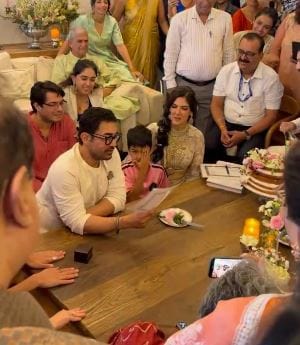प्रसिद्ध अभिनेता आमिर खानने तिसऱ्यांदा लग्न केले आहे. गौरी स्प्रॅट या आपल्या गर्लफ्रेंडसोबत त्याने हे लग्न केलं आहे. घरात छोटेखानी समारंभात या दोघांचा विवाह सोहळा पार पडला आहे.