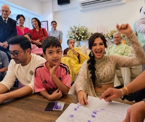 या विवाहाचे काही फोटो आणि व्हिडीओ सोशल मीडियावर चांगलेच व्हायरल झाले आहेत. आपल्या लग्नात आमिर खाने परिधान केलेल्या ड्रेसबद्दलही अनेक तर्क लावले जात आहेत. स्वत:च्या लग्नात तो अनवाणी पायांनी फिरत होता.