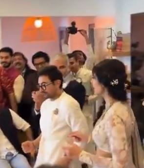 याच कारणामुळे आमिर खाननेही पायात चैनाप्रमाणे एखादा दागिना परिधान केला असावा, असा कयास लावला जात आहे. पायात चैन असलेले अनेक फोटो आणि व्हिडीओ सध्या सोशल मीडियावर व्हायरल होत आहेत.