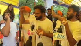 प्रधानांनी राजीनामा दिलाय... फोन येताच दीपकेंचा दोन हात उंचावत जल्लोष.