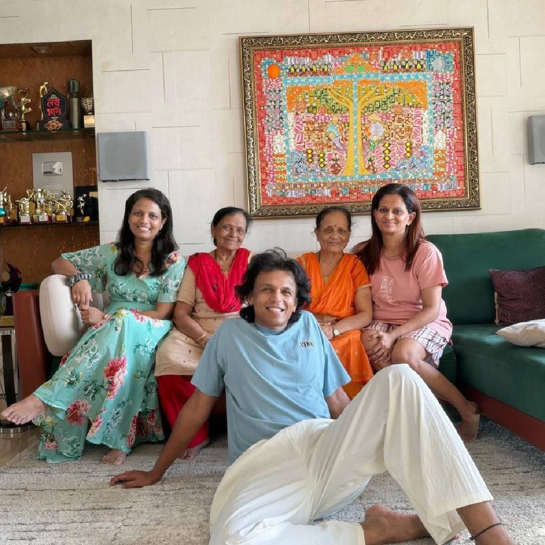 'इंडियन आयडॉल' या शोच्या पहिल्या सिझनचा विजेता अभिजीत सावंत याने त्याच्या पत्नीच्या वाढदिवशी तिला सर्वांत मोठी भेट दिली आहे. त्याचे फोटो त्याने सोशल मीडियावर पोस्ट केले आहेत. अभिजीतने पत्नी शिल्पाला थेट नवीन घरच भेट म्हणून दिलं आहे.