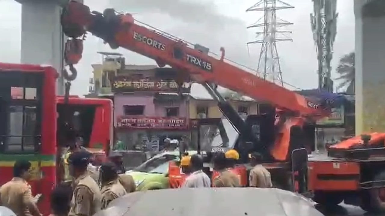 बसचे वाहक वैभव वाघमारे आणि चालक बनवारी शर्मा यांना उपचारासाठी दाखल करण्यात आले आहे. दोघांचीही प्रकृती स्थिर असल्याचे सांगण्यात येत आहे. सध्या पोलीस या प्रकरणाचा तपास करत आहेत. पण अपघाताचं नेमकं कारण अस्पष्ट असून पोलीस कसून चौकशी करत आहेत.