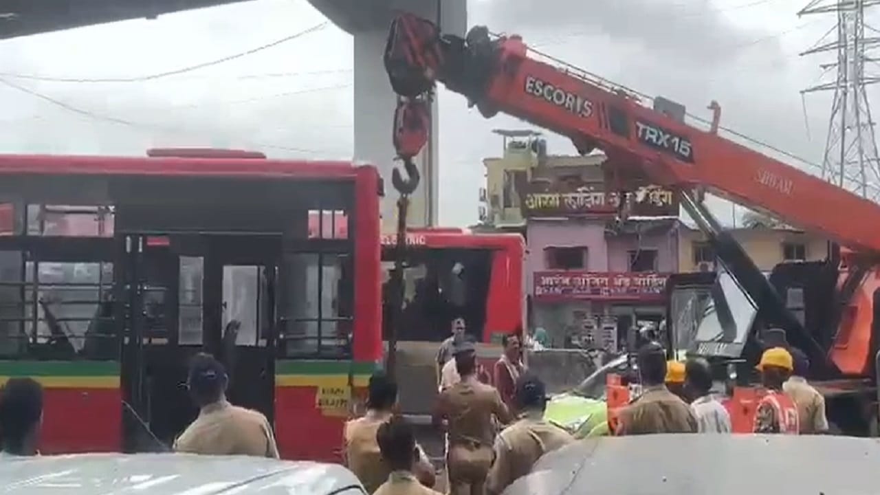 राजावाडी हॉस्पिटलच्या वैद्यकीय अधिकाऱ्यांच्या माहितीनुसार, या गंभीर अपघात 3 जण जखमी झाले. त्यापैकी 65 वर्षीय भास्कर रावसाहेब पांडे यांना मृत घोषित करण्यात आले असून ते अपघाताच्या वेळी डिव्हायडरजवळ उभे होते.