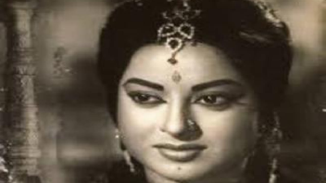 चित्रपट प्रदर्शित झाल्यानंतर अनेक भाविकांनी त्यांना संतोषी मातेचे रूप मानले. त्यांच्या पोस्टर्सना हार घालून पूजा केली जात होती. एखाद्या अभिनेत्रीला मिळालेल्या या प्रकारच्या भक्तिभावाची चर्चा त्या काळात सर्वत्र झाली होती.