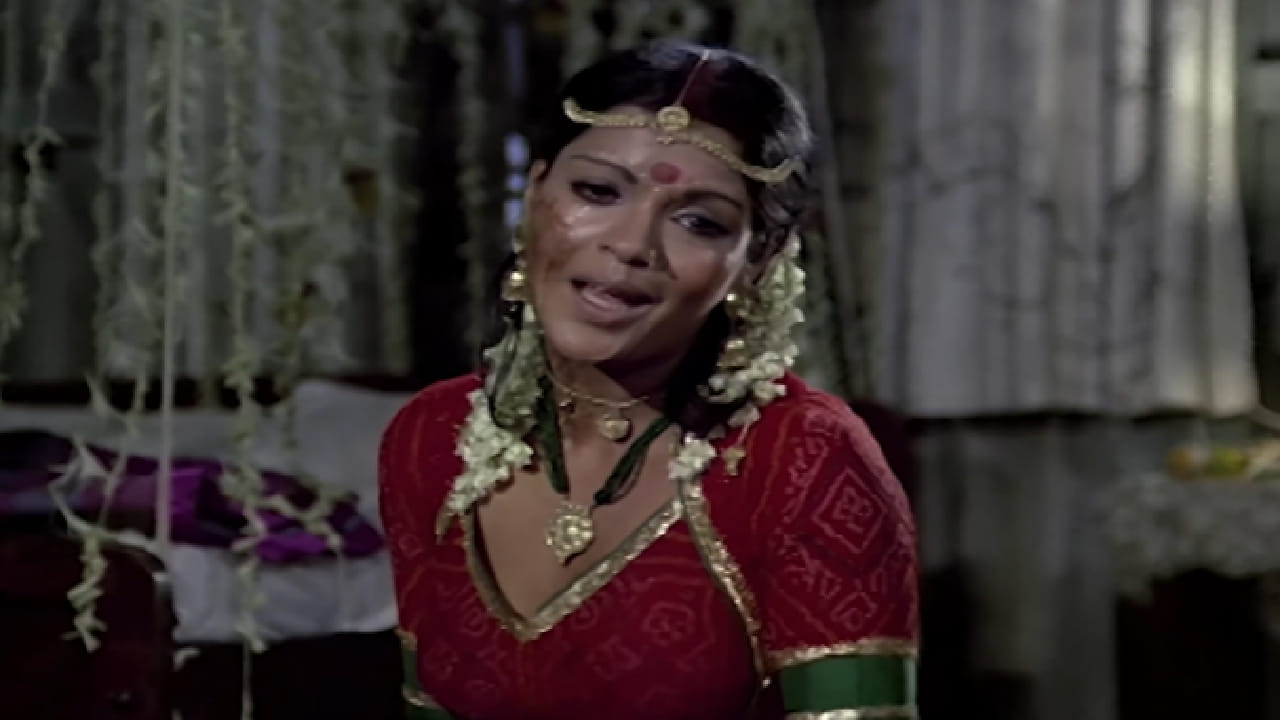 चित्रपटातील 'Saiyan Nikas Gaye' हे गाणे विशेष गाजले. शशी कपूर आणि झीनत अमान यांच्या लग्नानंतरच्या प्रसंगावर आधारित या गाण्याचे शूटिंग त्या काळासाठी अत्यंत वेगळे आणि धाडसी मानले गेले. 