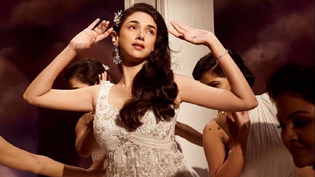तो अभिनेता स्टुडिओ मालकाच्या स्टार पत्नीच्या प्रेमात पडतो. दोघं एकमेकांच्या प्रेमात आकंठ बुडालेले असतात आणि मुंबईतून पळून जाण्याचा निर्णय घेतात. त्यानंतर स्टुडिओचा मालक त्याचा व्यवसाय आणि प्रतिष्ठा वाचवण्यासाठी एक प्लॅन करतो. पडद्यामागील कारस्थान, ब्लॅकमेल आणि फसवणुकीचं एक असं जाळं विणलं जातं, ज्यातून कोणालाही सुटणं अशक्य वाटतं.