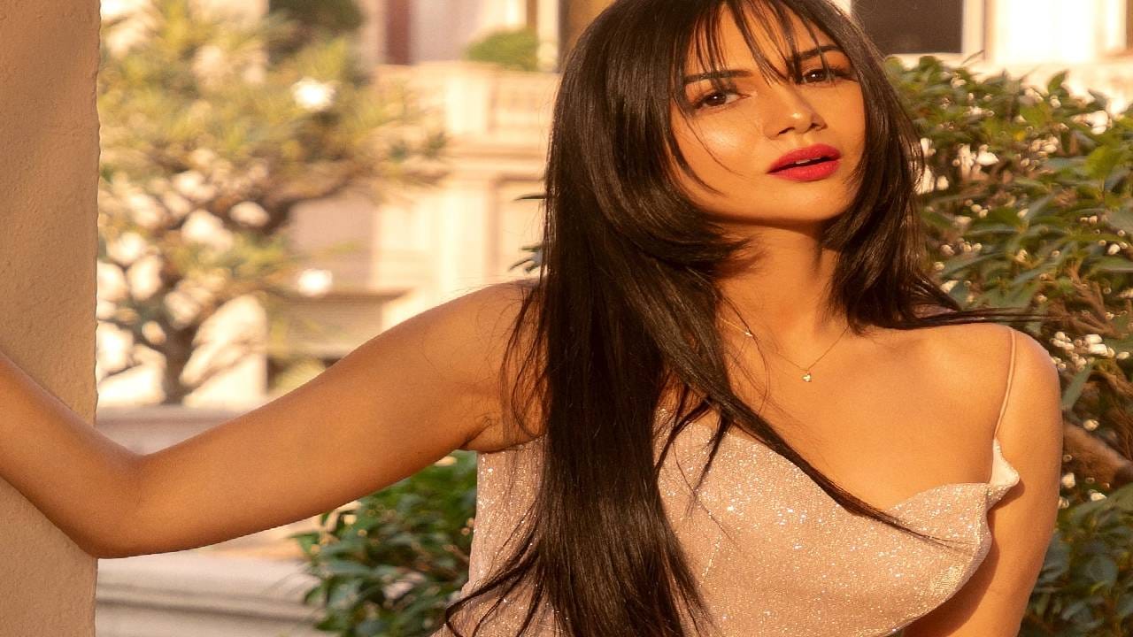 टीव्ही अभिनेत्री आकांक्षा चमोला 'लॉक अप 2 ' (Lock Upp) या रिॲलिटी शोमध्ये चांगलीच चर्चेत आहे. शोच्या प्रीमियरच्या रात्रीच तिने आपल्या आयुष्यातील सर्वात मोठं सत्य सर्वांसमोर उघड केलं. (All Photos: Instagram /akankshagkhanna)