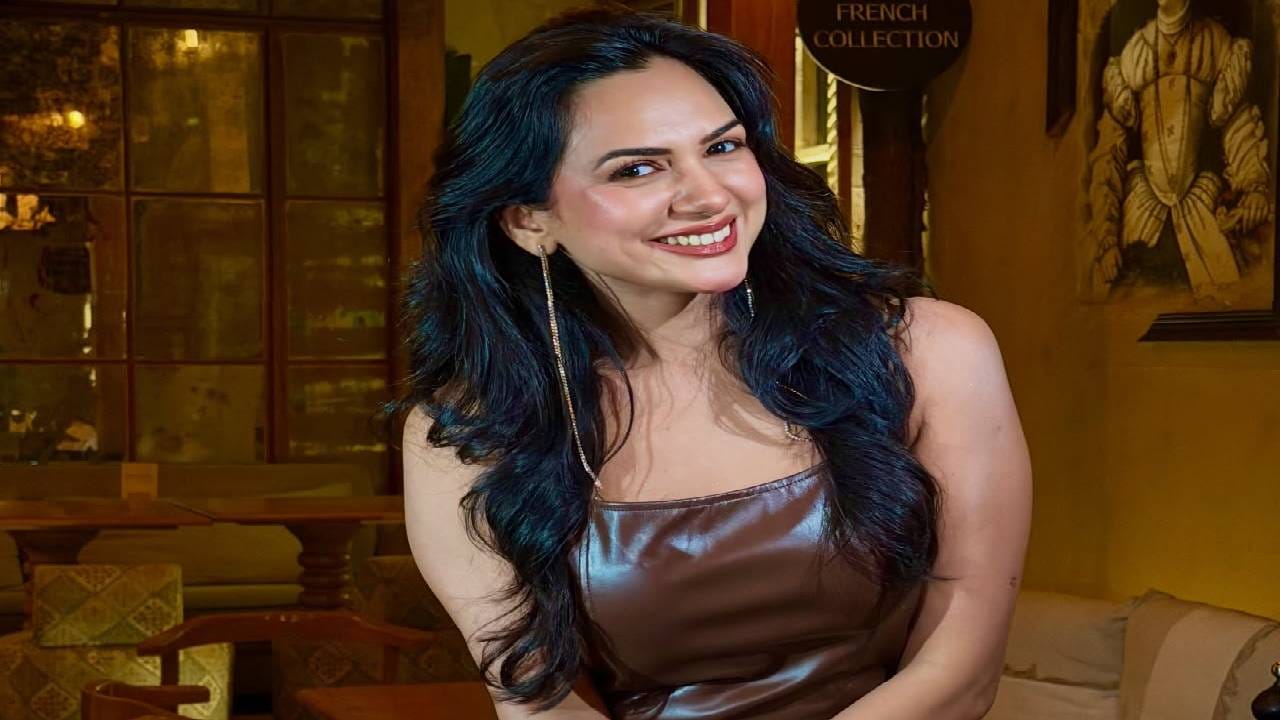 त्यावर आकांक्षाने 2 असं उत्तर दिलं. मात्र त्यानंतर रितेशने तिला थांबवलं आणि तिचं उत्तर सुधारत तो तिला म्हणाला की आता तुझ्याकडे फक्त 1 लाइपलाईन आहे. तुझा्या 2 लाइफलाईन या खर्च झाल्यात, असं रितेशने सर्वांसमोर तिला सांगितलं.