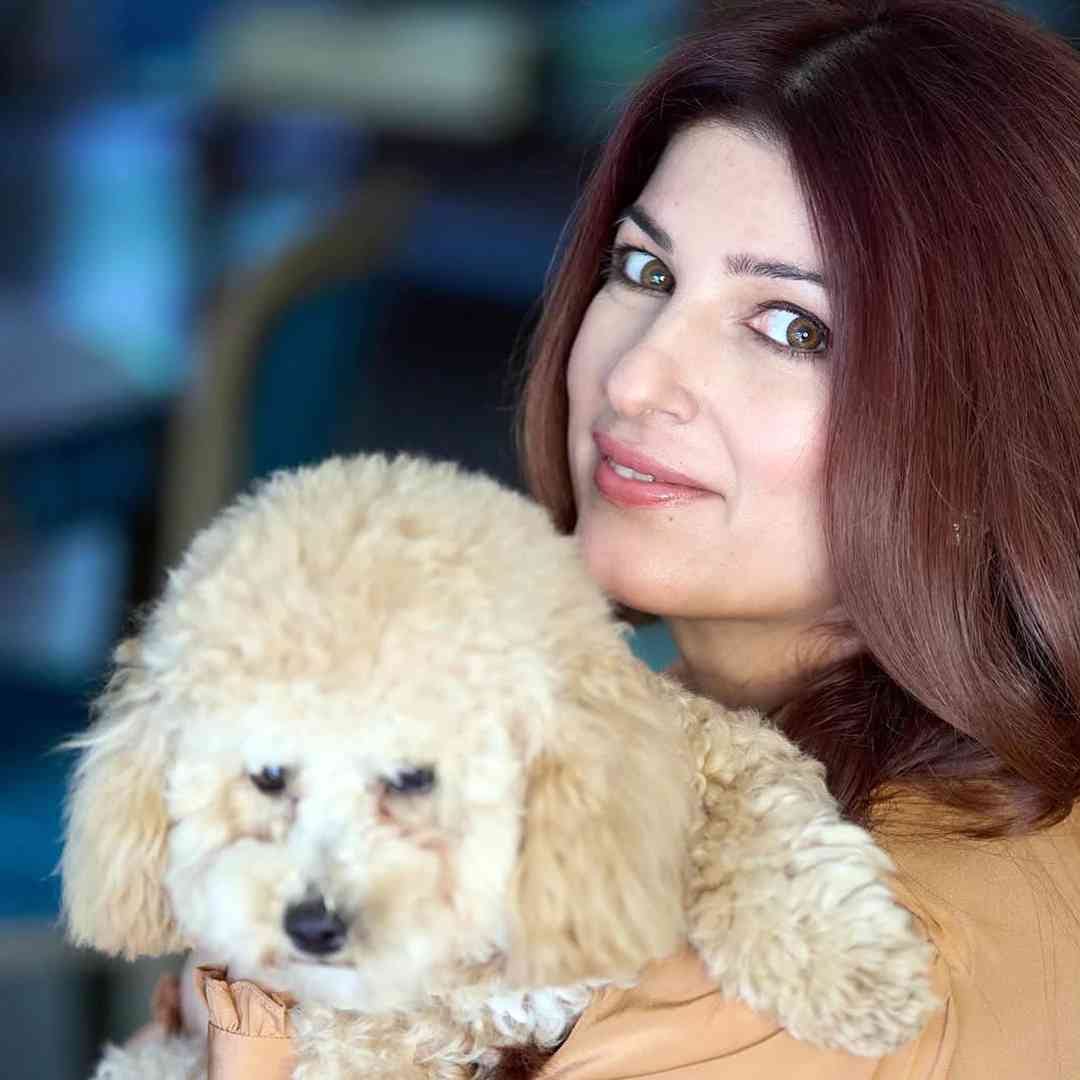 अक्षय कुमारची पत्नी ट्विंकल खन्ना  आता अभिनयापासून दूर आहे. पण सोशल मीडियावर नेहमीच ती चर्चेत असते.  ट्विंकलच्या पोस्टची नेहमी चर्चा होते. आता ट्विंकलच्या नव्या पोस्टने फॅन्समध्ये चलबिचल वाढली आहे. ट्विंकलचा बोल्ड आणि ग्लॅमरस अंदाज बघून फॅन्स घायाळ झालेत. 