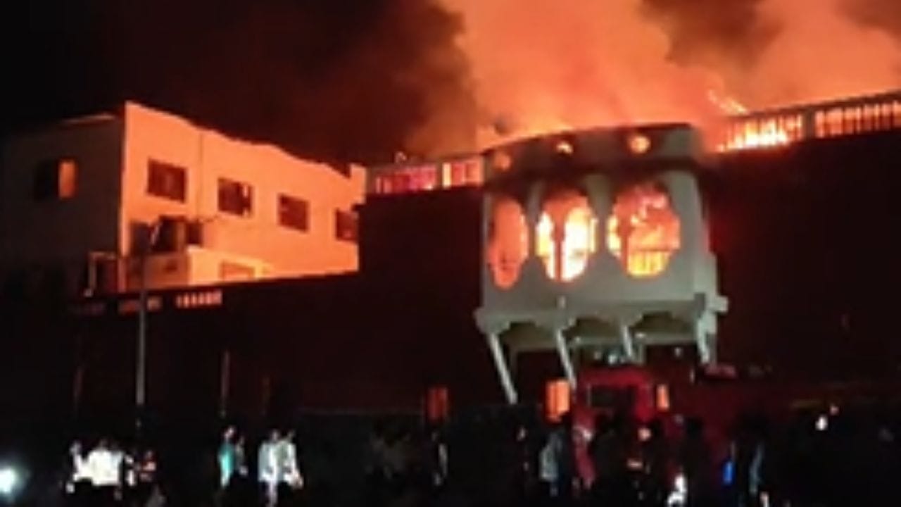 जळगावमधून मोठी बातमी समोर आली आहे. अमळनेर येथील संत सखाराम महाराजांच्या वाडी संस्थांनला भीषण आग लागल्याचे समोर आले आहे.