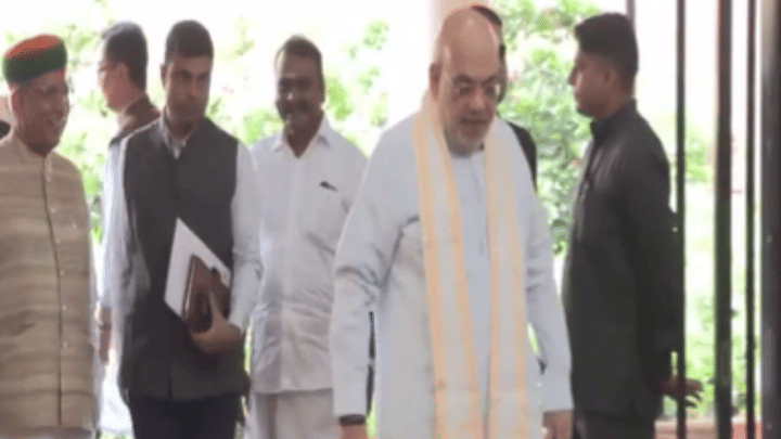 मोठी बातमी! CJPच्या आंदोलनानंतर केंद्रात मोठ्या हालचाली, अमित शहा घेणार लोकसभा अध्यक्षांची भेट मोठी बातमी! CJPच्या आंदोलनानंतर केंद्रात मोठ्या हालचाली, अमित शहा घेणार लोकसभा अध्यक्षांची भेट