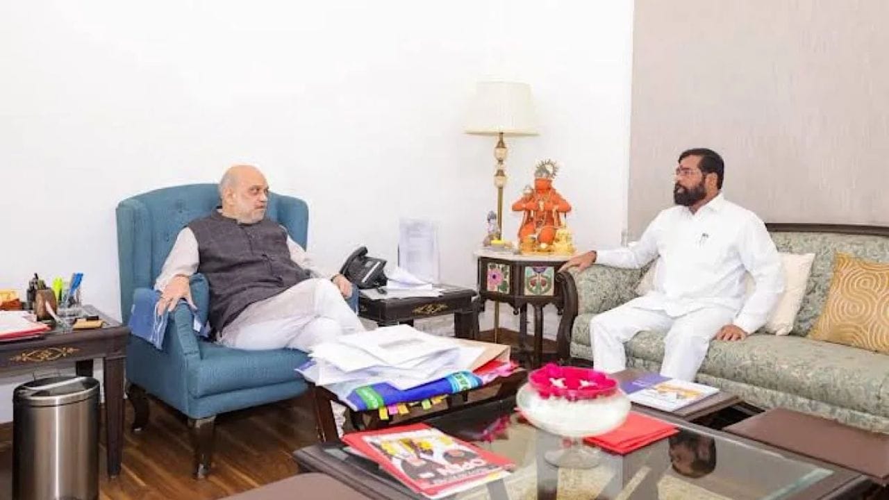 दिल्लीत मोठी खलबते, एकनाथ शिंदे आणि सहा फुटीर खासदारांनी गृहमंत्री अमित शाह यांची घेतली भेट दिल्लीत मोठी खलबते, एकनाथ शिंदे आणि सहा फुटीर खासदारांनी गृहमंत्री अमित शाह यांची घेतली भेट