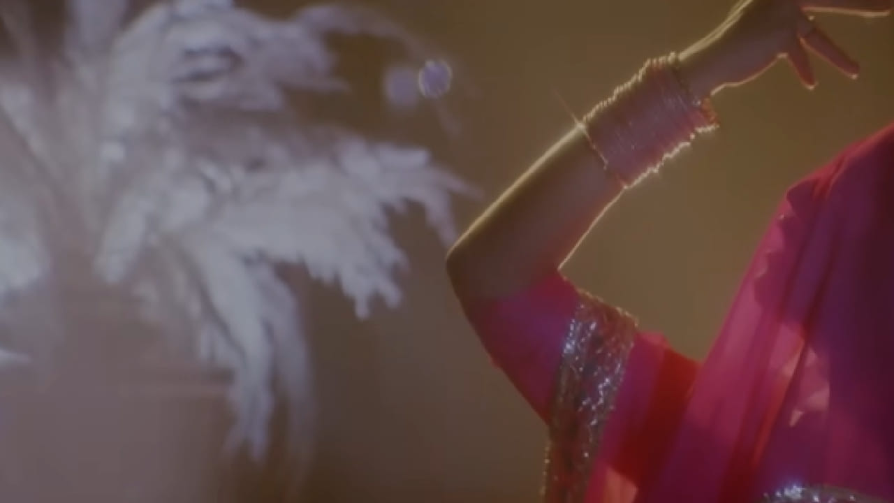 1991 मध्ये प्रदर्शित झालेल्या ‘हम’ या सुपरहिट चित्रपटातील ‘कागज कलम’ गाण्याच्या चित्रीकरणादरम्यान त्यांची बॉलिवूडचे महानायक अमिताभ बच्चन यांच्याशी पहिली भेट झाली होती. त्या आठवणींना उजाळा देताना शिल्पा भावूक झाल्या.