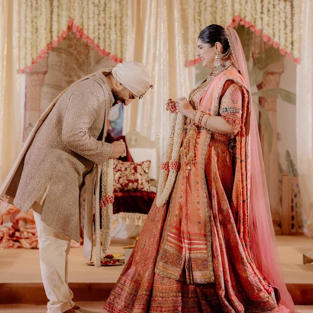 रोहन ठक्कर हा वयाने अंशुलापेक्षा जवळपास अकरा महिन्यांनी लहान आहे. अंशुला 33 वर्षांची असून रोहन 32 वर्षांचा आहे. त्याने न्यूयॉर्क फिल्म अकॅडमीमधून नाट्यलेखन आणि पटकथालेखनात पदव्युत्तर पदवी मिळवली आहे. त्याने युनिव्हर्सिटी ऑफ कॅलिफोर्निया, लॉस एंजेलिस इथंही शिक्षण घेतलं आहे.